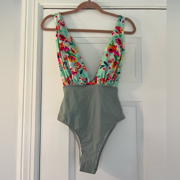 CUPSHE Women's Countryside Style Floral Cross Tie One-Piece Swimsuit NWT Size S - Picture 2 of 8